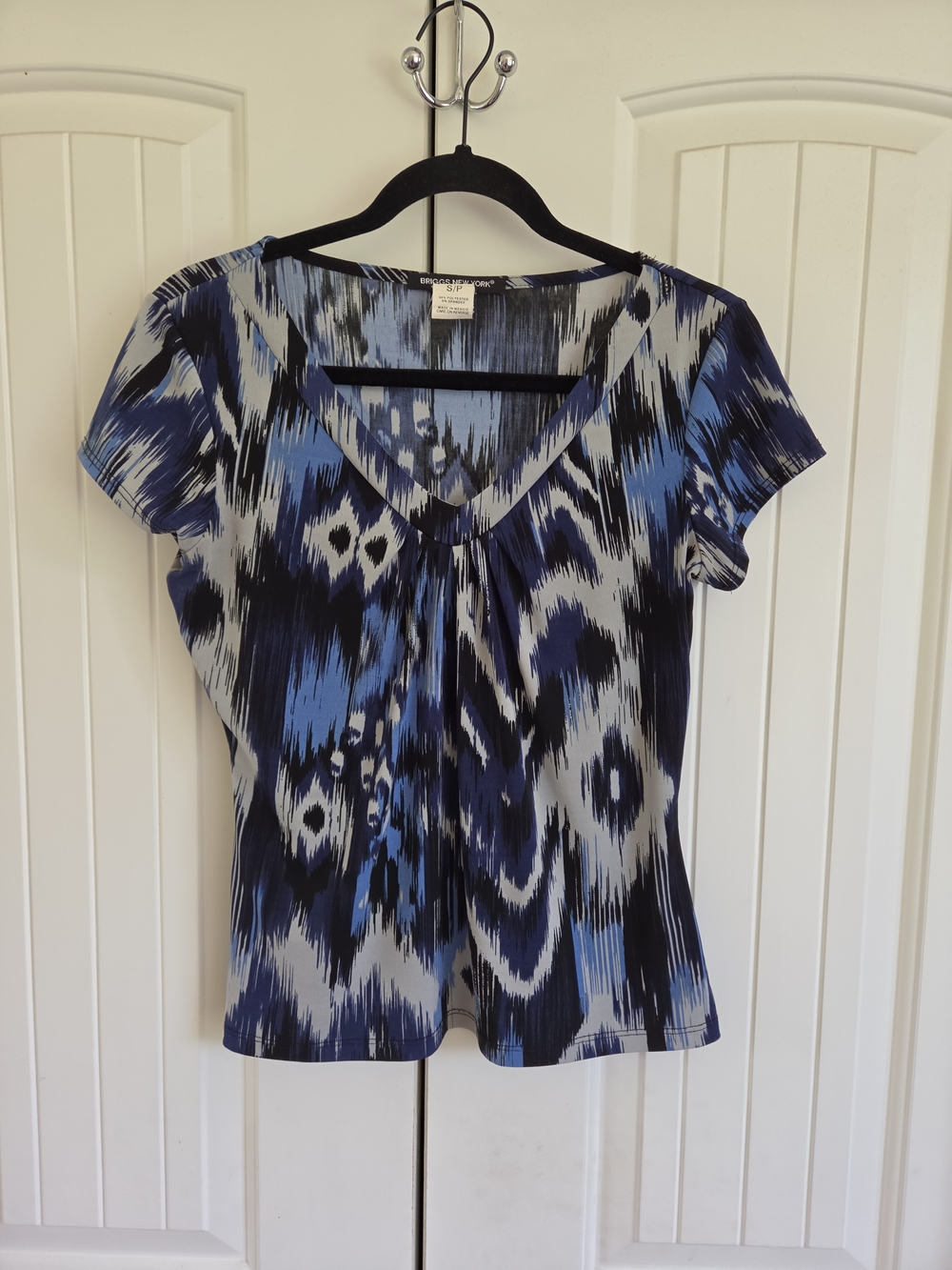 Briggs New York Short Sleeve Top V-Neck All-Over Blue Black Ikat Print, Size SP